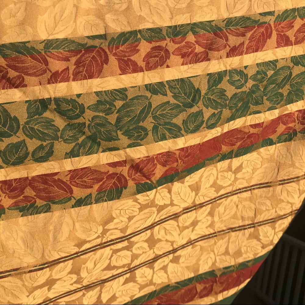 Vintage Round Tablecloth Brocade leaves & stripes EUC